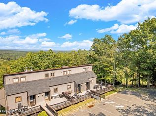 100 Cross Country Ln, Tannersville, PA 18372