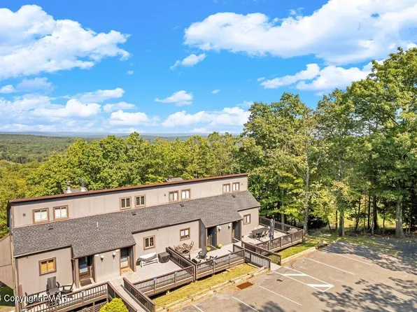 100 Cross Country Ln, Tannersville, PA 18372