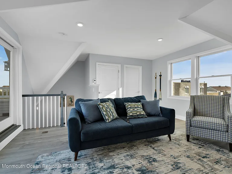 121 Dewey Dr — Photo 16