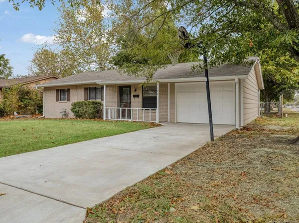 100 E Cunningham St, Bonham, TX 75418