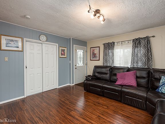 4th image of 19 Meadowlark Ln
