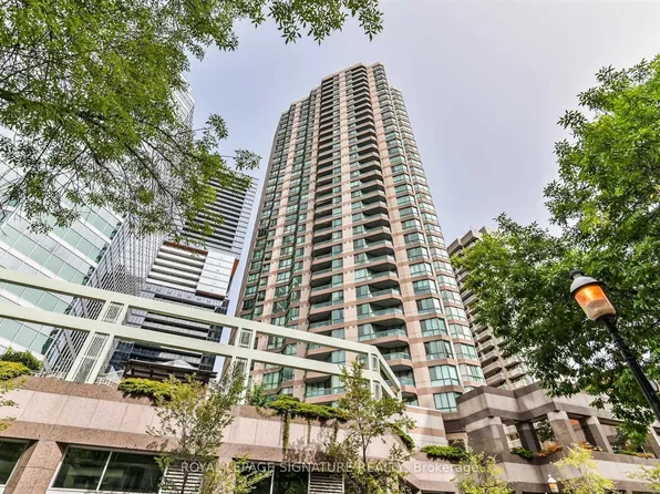 38 Elm St #2001, Toronto, ON M5G 2K5