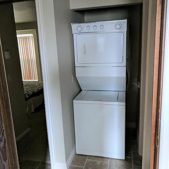 Washer/Dryer (down hallway, just past entrance to bedroom #1)