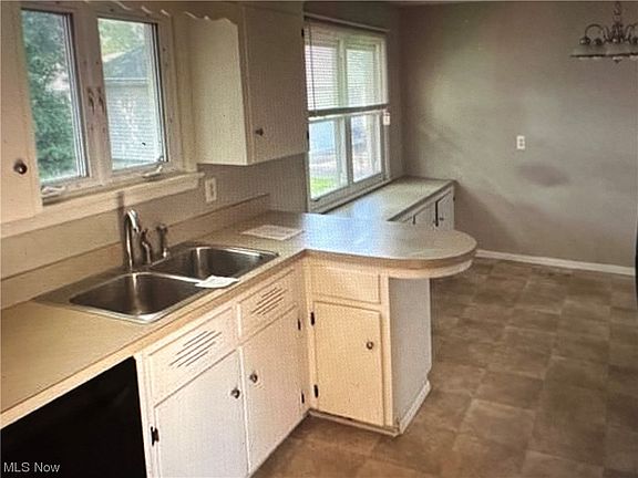 5th image of 1601 W 28th St