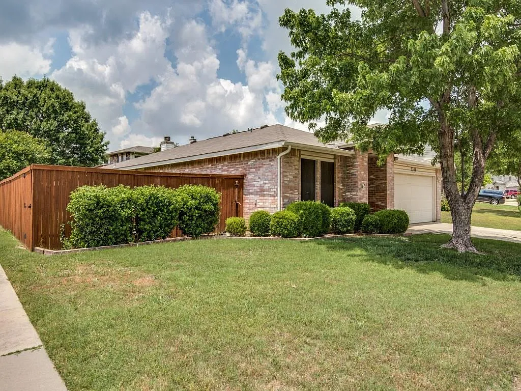 4 bed, 2098 sqft, $2,300 — Photo 2
