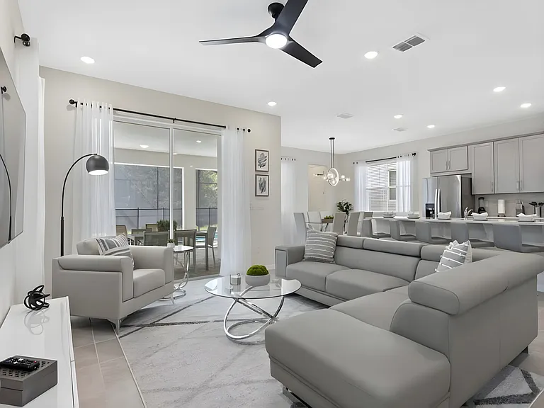 Tropical Palms Cir — Photo 17