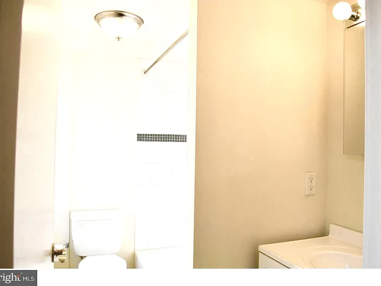 415 S Broad St #2R — Photo 8