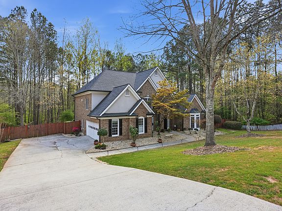 Private driveway and expansive lot offering space, greenery, and added privacy