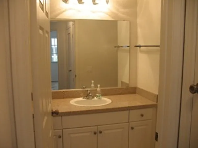 Upgraded Condo in Rancho Del Oro! , 2 community pools and tennies courts, 1 non attached garage a... — Photo 4