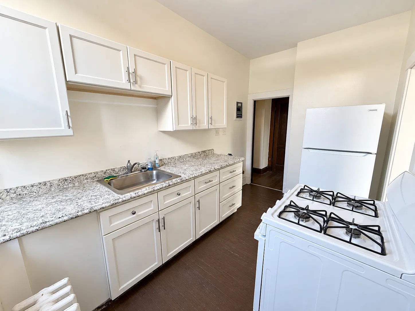 2 bed, 1050 sqft, $895 — Photo 2