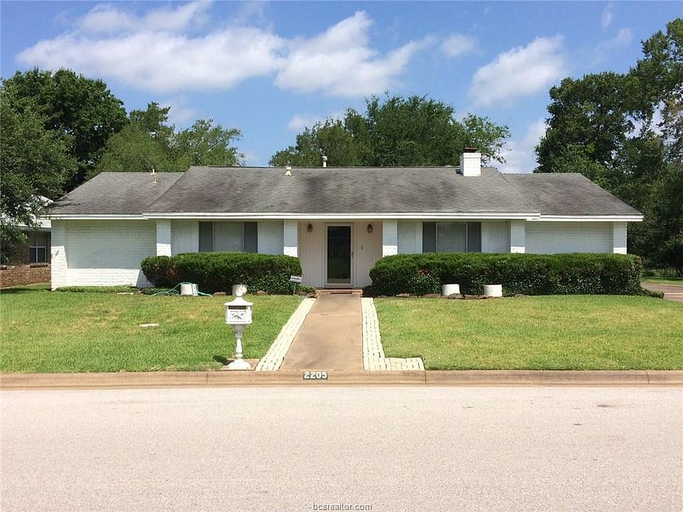 1st image of 2205 Quail Hollow Dr