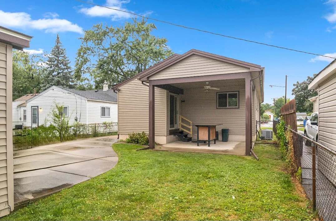 3 bed, 1000 sqft, $2,100 — Photo 3
