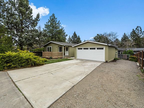 3rd image of 1030 SE Castlewood Dr