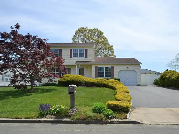 6 Sunbonnet Lane, Bellport, NY 11713
