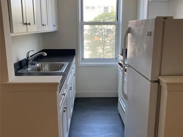210-50 41 Avenue #2e, Bayside, NY 11361