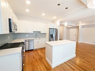142 Coolidge St #3 — Photo 4