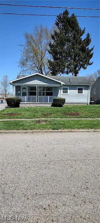 384 Elizabeth St photo 1