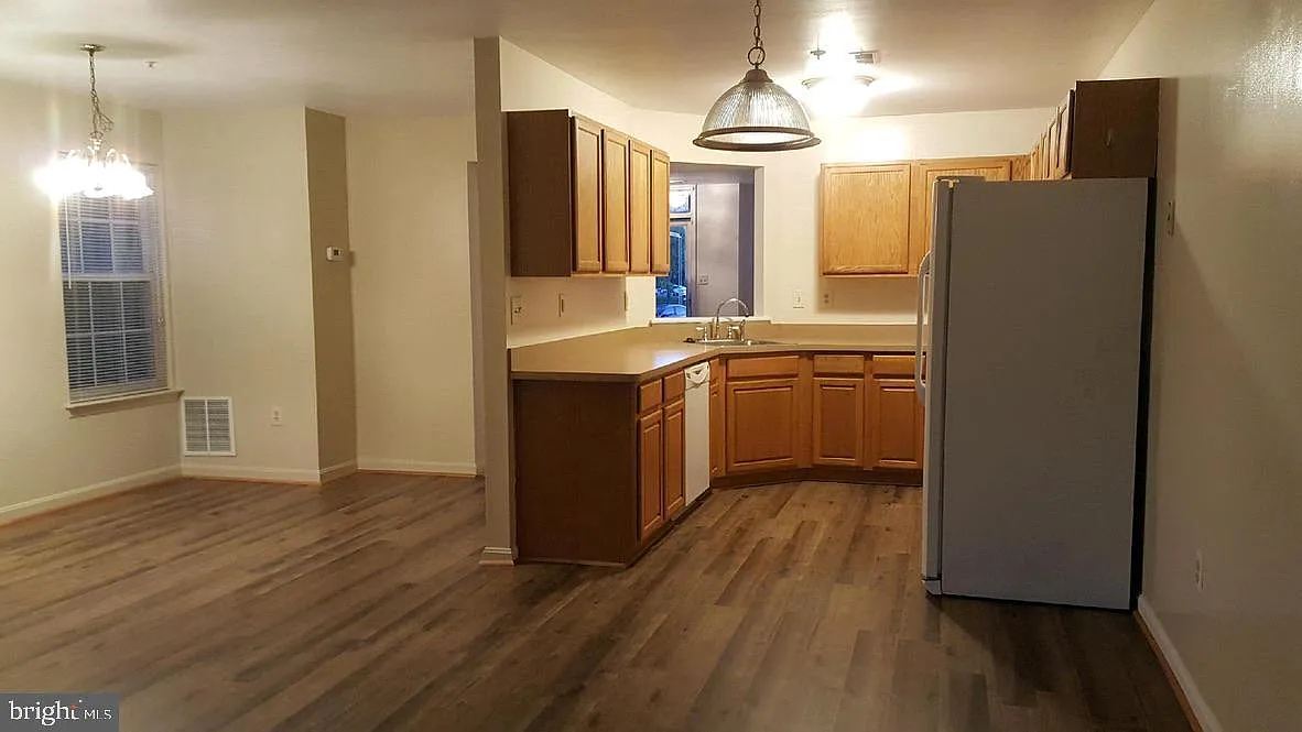3 bed, 2.5 bath, 1562 sqft, $2,050 — Photo 2