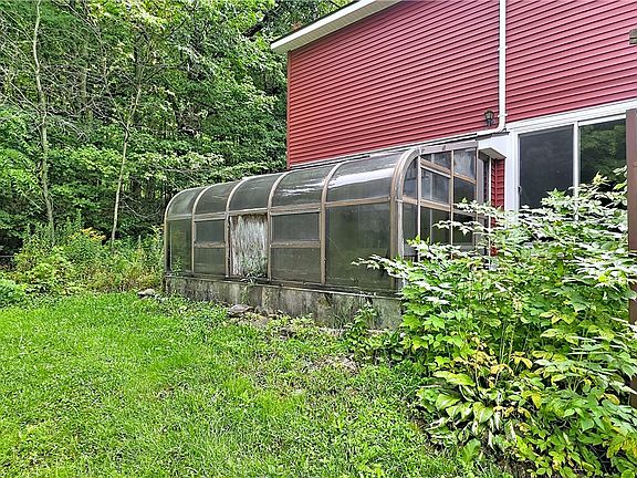 3rd image of 2752 Hathaway Rd
