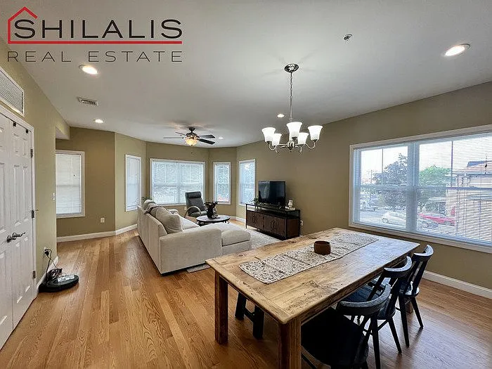 3 bed, 3.0 bath, 2100 sqft, $3,800 — Photo 2