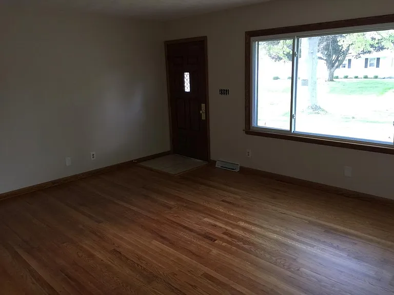 251 Brenton Dr — Photo 4