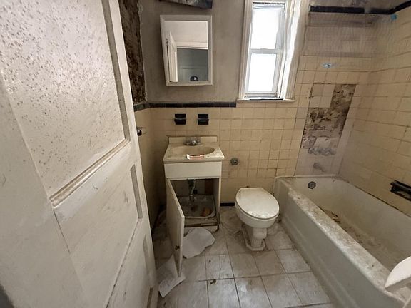 2nd image of 3712 Lyme Ave Floor 2