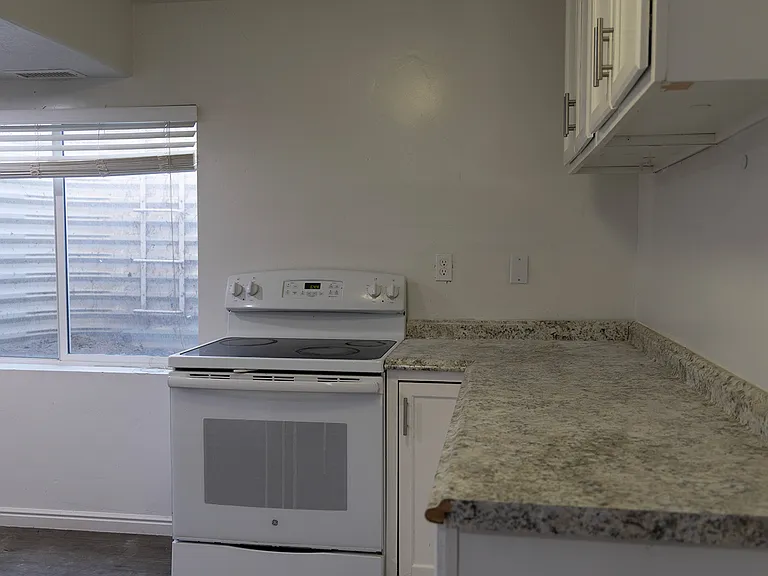1066 E Searle Ln — Photo 9