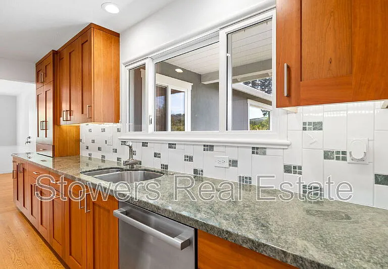 1099 Larch Ave — Photo 6