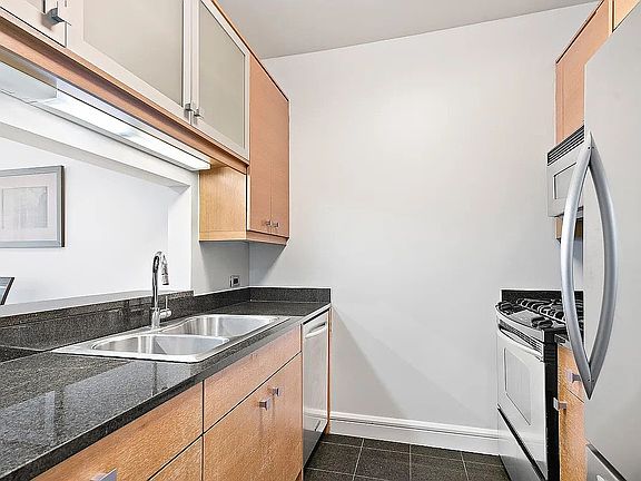 4th image of 120 Riverside Blvd APT 11V