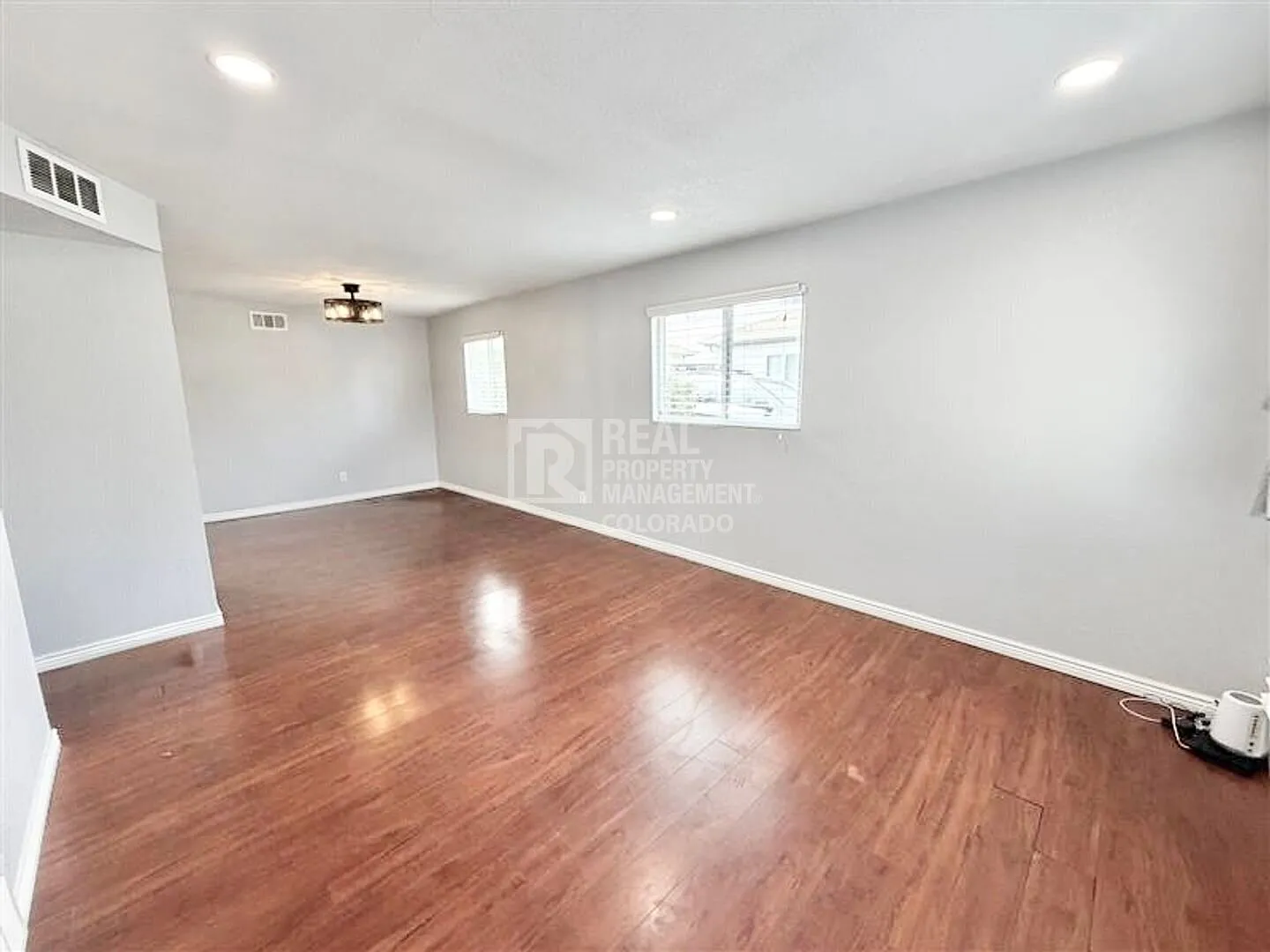Charming 3-Bedroom Ranch Home in Hoffman Heights Updated Kitchen & Fenced Yard — Photo 2