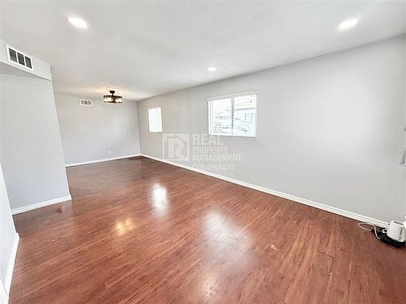 3rd image of 1037 Wheeling St