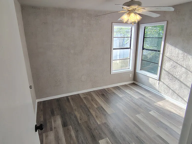 625 W Avenue D — Photo 17