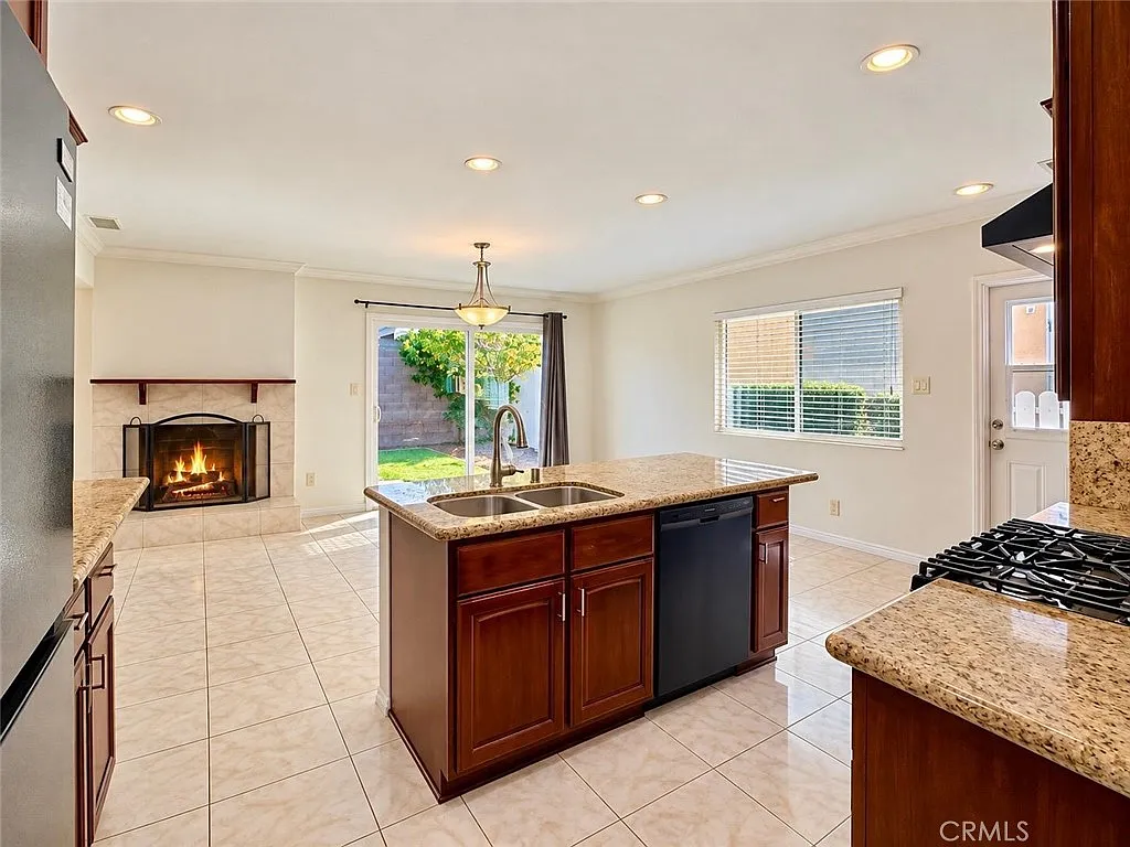 3 bed, 1572 sqft, $4,900 — Photo 2