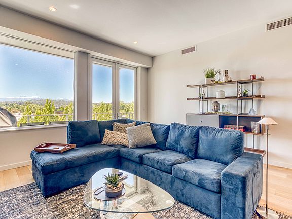 4th image of 291 SW Bluff Dr Unit 230