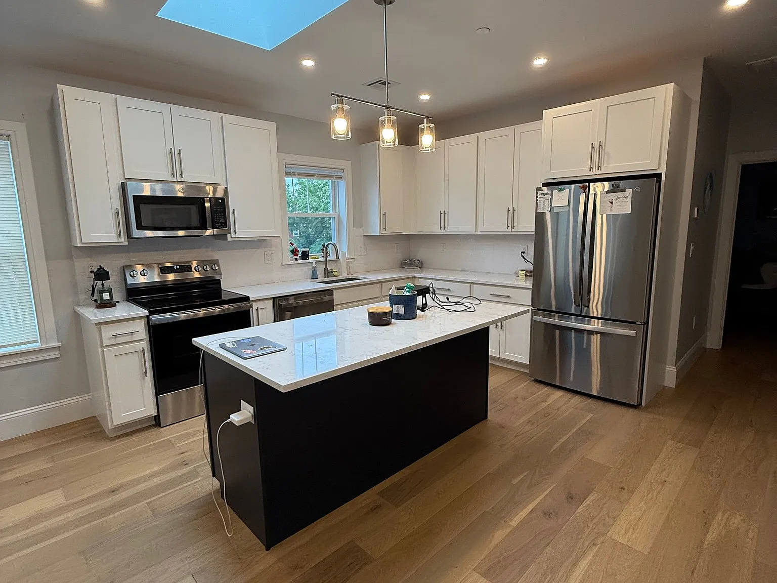 3 bed, 2.0 bath, 9999 sqft, $4,300 — Photo 2