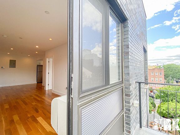 4th image of 226 Vernon Ave #4P