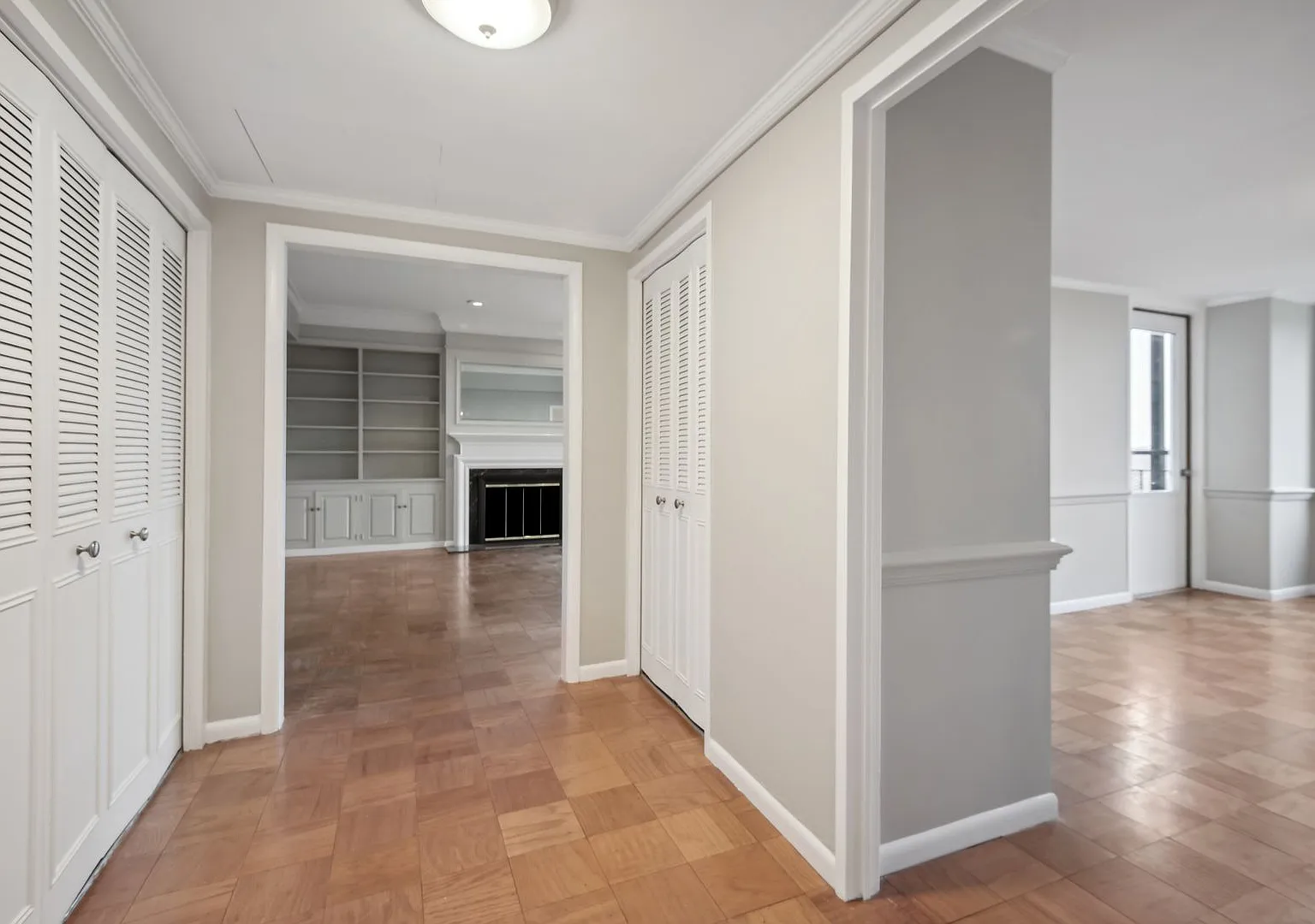 Fabulous Penthouse Apartment in N. Bethesda with Parking and All Utilities Included — Photo 4