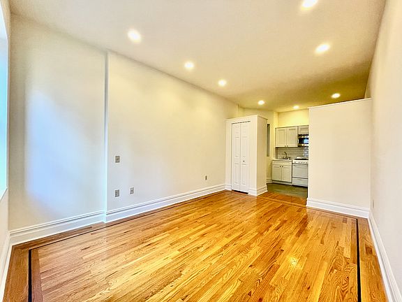 5th image of 316 E 34th St APT 5C