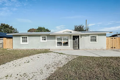 2831 NE Savannah Rd Photo 1
