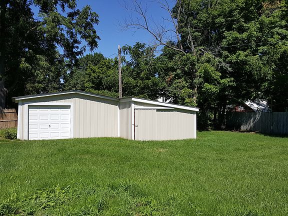 Storage shed/Garage in Back