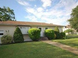 243 Bay 2nd St, West Islip, NY 11795