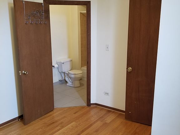 3rd image of 1041 W Oakdale Ave APT 3R