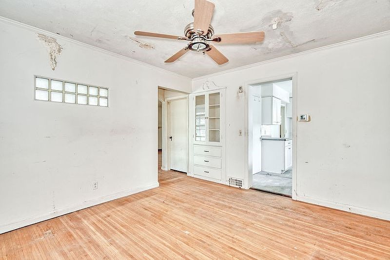 10th image of 262 Commodore Pkwy