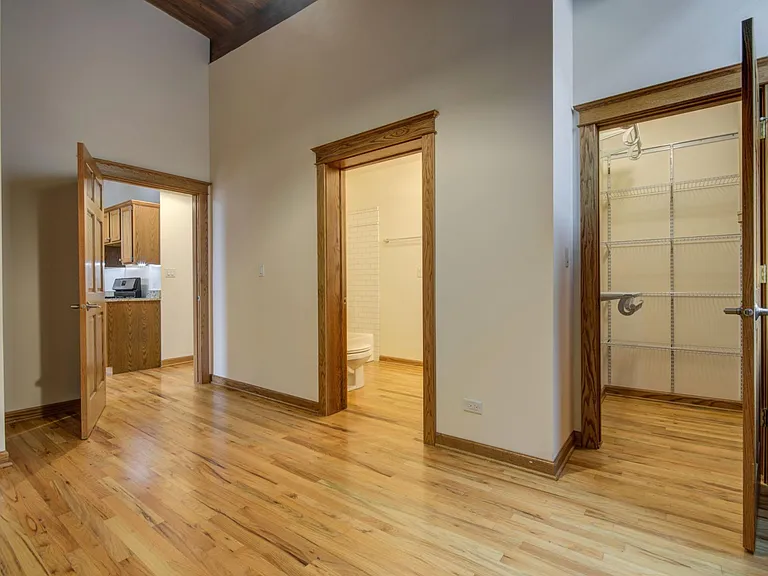 216 N May St #402 — Photo 9