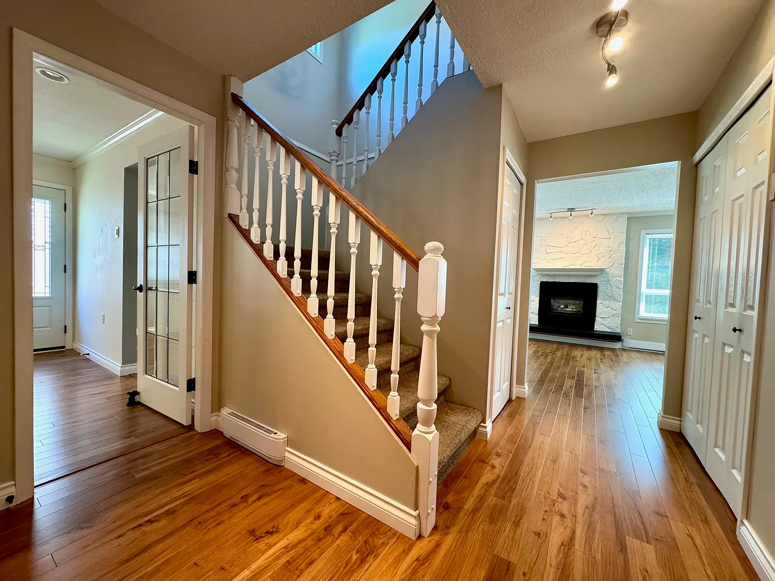 4 bed, 2025 sqft, $4,350 — Photo 4