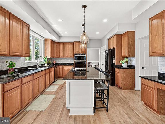2nd image of 10201 Maxine St