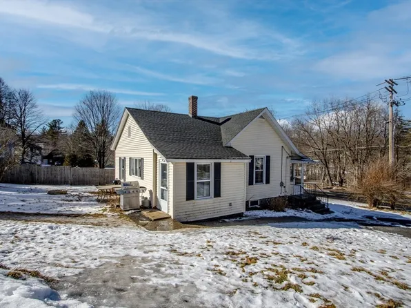 17 Quinapoxet St, Holden, MA 01520