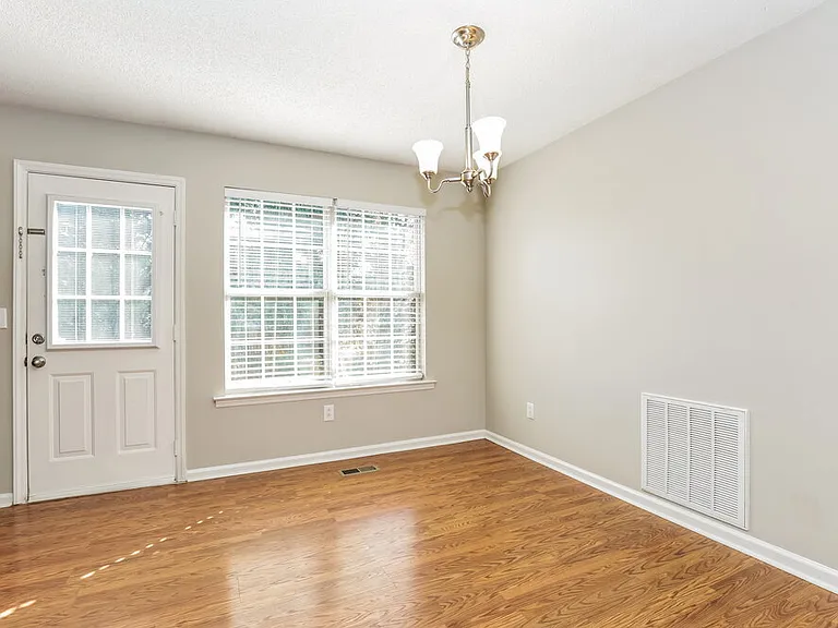 2826 Henderson Ln — Photo 5