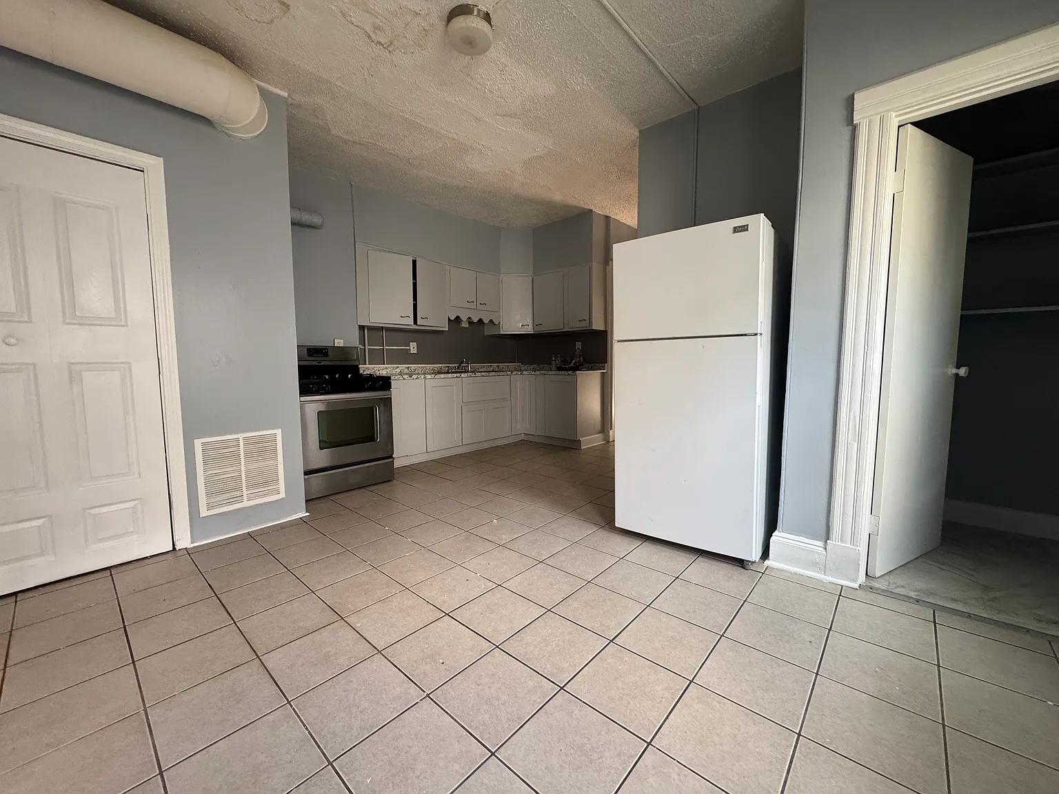 3 bed, 1100 sqft, $1,595 — Photo 3