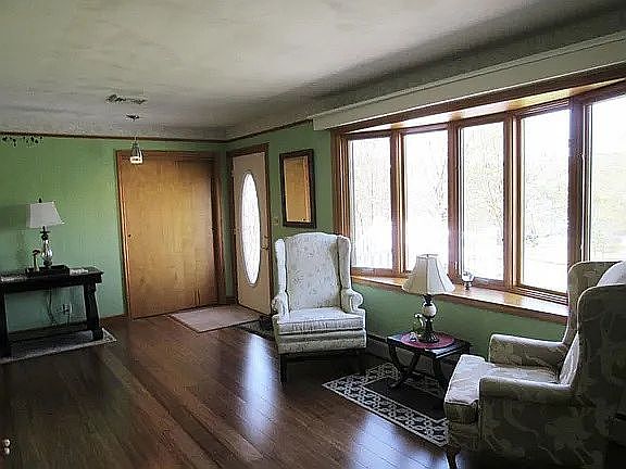 2nd image of 1516 Quaker Lake Rd